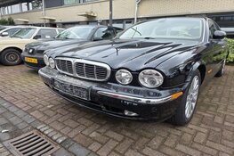 Auto tegen schuur gereden in Assendelft