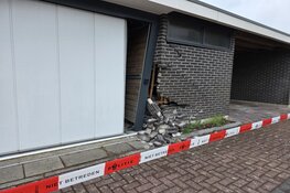 Auto tegen schuur gereden in Assendelft