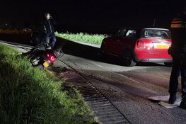 Politie doet onderzoek na ongeval tussen auto en scooter in Assendelft