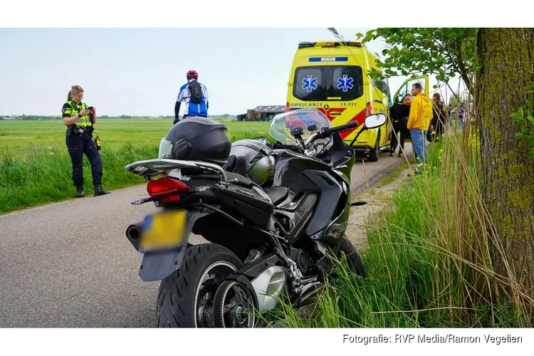 Motorrijders onderuit in bocht