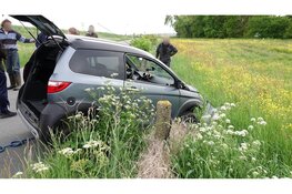 Brommobiel moet uitwijken en ramt zich door hekwerk langs Munnikdijkweg in Wijdewormer