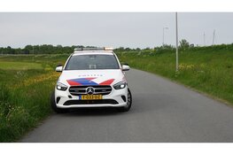 Brommobiel moet uitwijken en ramt zich door hekwerk langs Munnikdijkweg in Wijdewormer
