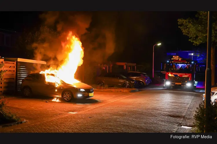 Auto in lichterlaaie op parkeerplaats in Koog aan de Zaan