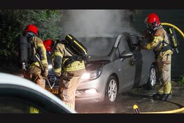 Auto in lichterlaaie op parkeerplaats in Koog aan de Zaan