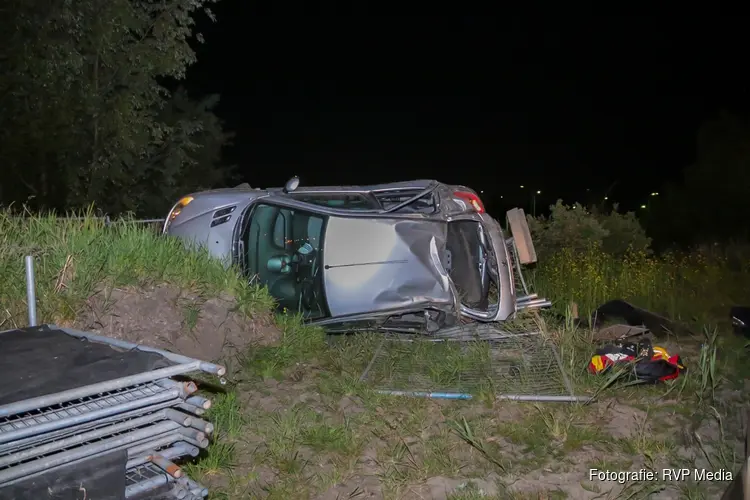 Auto ramt hekwerk en komt op zijn zijkant terecht in Assendelft