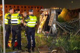 Auto ramt hekwerk en komt op zijn zijkant terecht in Assendelft