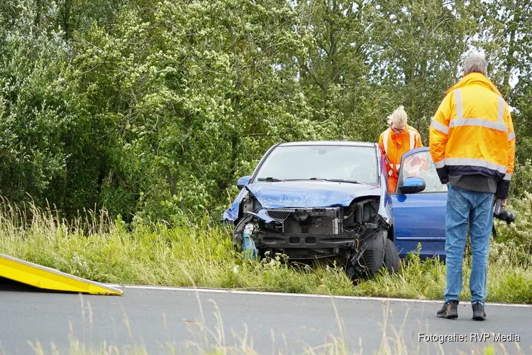 Automobilist verliest macht over stuur en botst op vangrail op afrit A8