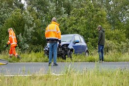Automobilist verliest macht over stuur en botst op vangrail op afrit A8
