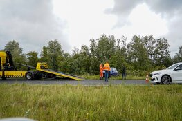 Automobilist verliest macht over stuur en botst op vangrail op afrit A8