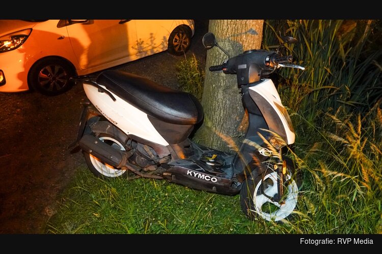 Scooterrijder gewond na aanrijding in Wijdewormer