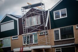 Steiger staat op omvallen op aanbouw van woning en valt bijna op straat