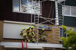 Steiger staat op omvallen op aanbouw van woning en valt bijna op straat
