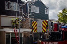Steiger staat op omvallen op aanbouw van woning en valt bijna op straat