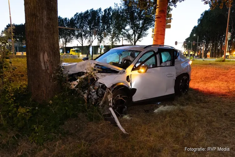 Flinke ravage en gewonden na ongeval in Oostzaan