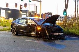 Flinke ravage en gewonden na ongeval in Oostzaan