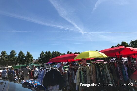 Gezellige start van het seizoen: Kofferbakmarkt in Wormer