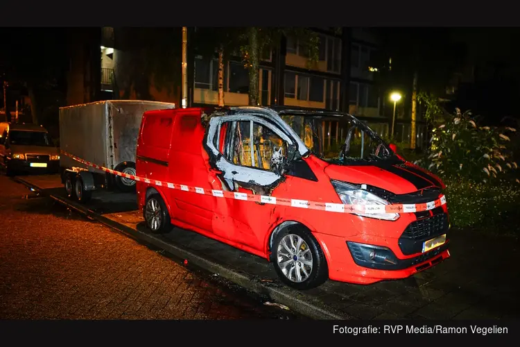 Bestelbus zwaar beschadigd door brand in Zaandijk