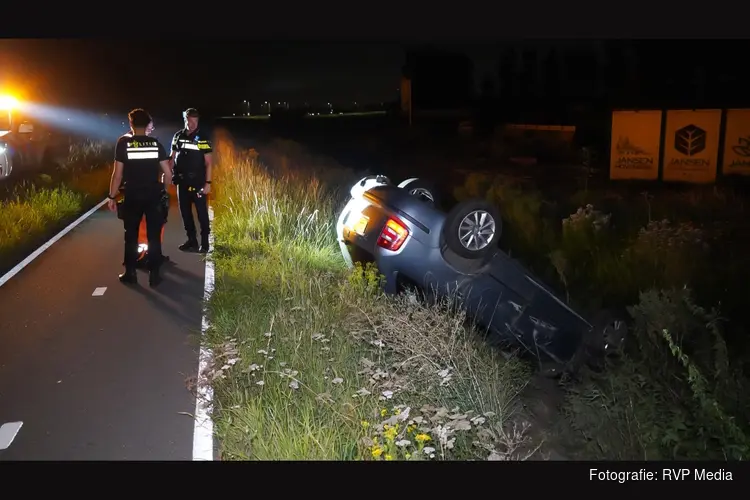 Automobilist slaat over de kop op N246 en vlucht