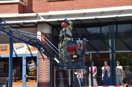 Vrachtwagen rijdt tegen overkapping in Wormerveer