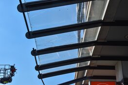 Vrachtwagen rijdt tegen overkapping in Wormerveer