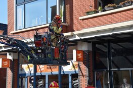 Vrachtwagen rijdt tegen overkapping in Wormerveer