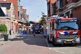 Vrachtwagen rijdt tegen overkapping in Wormerveer
