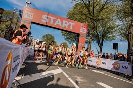 Wereldster Hellen Obiri aan de start van NN Dam tot Damloop