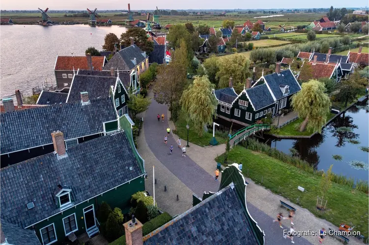 Pre-Run NN Dam tot Damloop trekt ruim 1.000 lopers over de Zaanse Schans