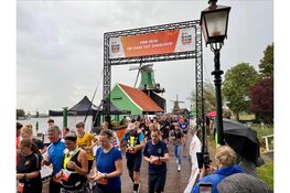 Pre-Run NN Dam tot Damloop trekt ruim 1.000 lopers over de Zaanse Schans