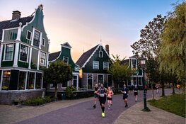 Pre-Run NN Dam tot Damloop trekt ruim 1.000 lopers over de Zaanse Schans