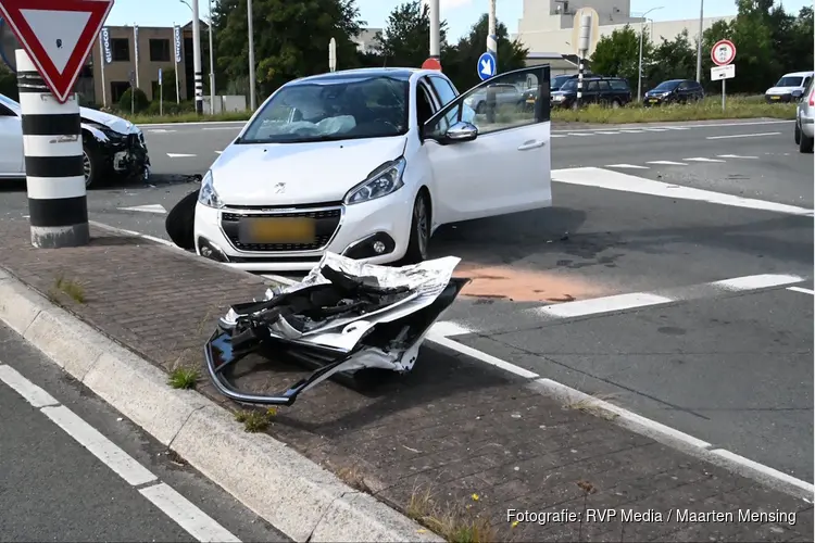 Twee personen door de brandweer bevrijdt na ongeval met 2 auto's in Wormerveer