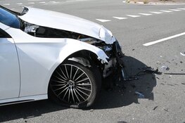 Twee personen door de brandweer bevrijdt na ongeval met 2 auto's in Wormerveer