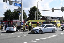 Twee personen door de brandweer bevrijdt na ongeval met 2 auto's in Wormerveer