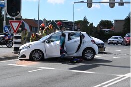 Twee personen door de brandweer bevrijdt na ongeval met 2 auto's in Wormerveer
