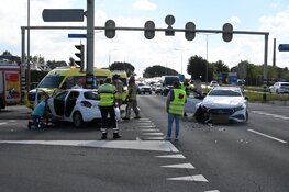 Twee personen door de brandweer bevrijdt na ongeval met 2 auto's in Wormerveer