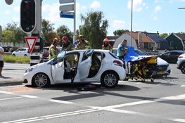 Twee personen door de brandweer bevrijdt na ongeval met 2 auto's in Wormerveer