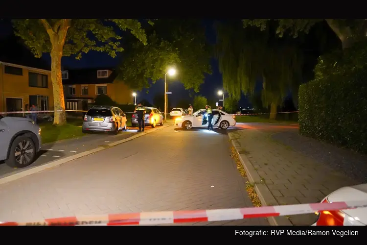 Auto ramt meerdere geparkeerde voertuigen en slaat over de kop