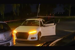 Auto ramt meerdere geparkeerde voertuigen en slaat over de kop