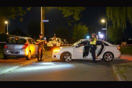 Auto ramt meerdere geparkeerde voertuigen en slaat over de kop
