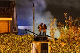 Schuur van woning gaat in vlammen op in Oostzaan