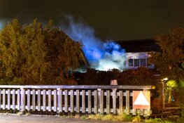 Schuur van woning gaat in vlammen op in Oostzaan
