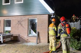Schuur van woning gaat in vlammen op in Oostzaan
