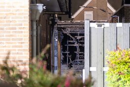 Schuur van woning gaat in vlammen op in Oostzaan