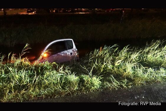 Brommobiel te water in Assendelft, bestuurder ongedeerd