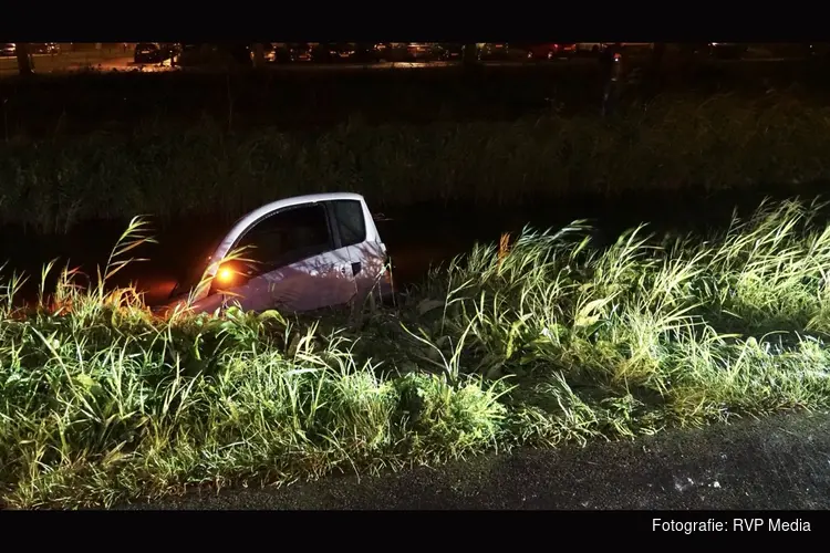 Brommobiel te water in Assendelft, bestuurder ongedeerd