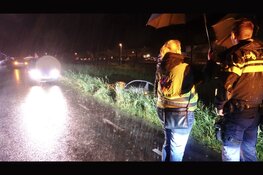 Brommobiel te water in Assendelft, bestuurder ongedeerd