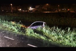 Brommobiel te water in Assendelft, bestuurder ongedeerd