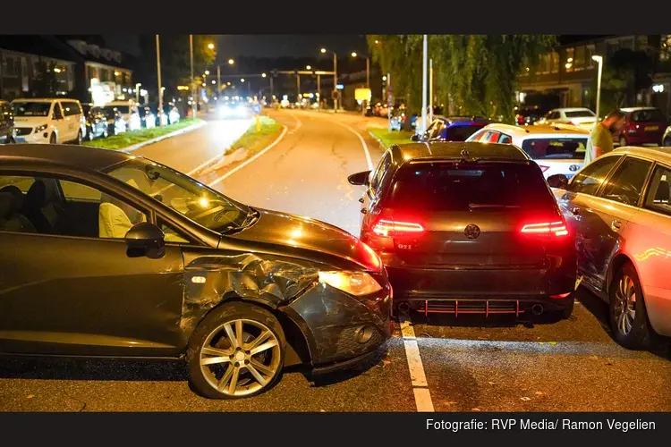 Schade na ongeval tussen twee auto’s op Kepplerstraat in Zaandam