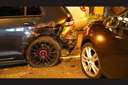 Schade na ongeval tussen twee auto’s op Kepplerstraat in Zaandam