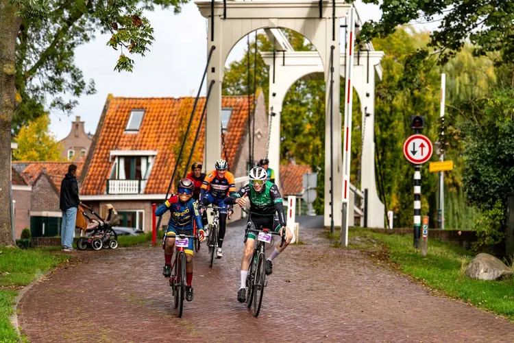 Fietsend van Dam tot Dam: 3.800 deelnemers beleven najaarsklassieker Saxo Dam tot Dam FietsClassic
